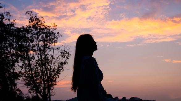 她为爱疯狂30年,却得不到丈夫疼爱,兜兜转转一场空